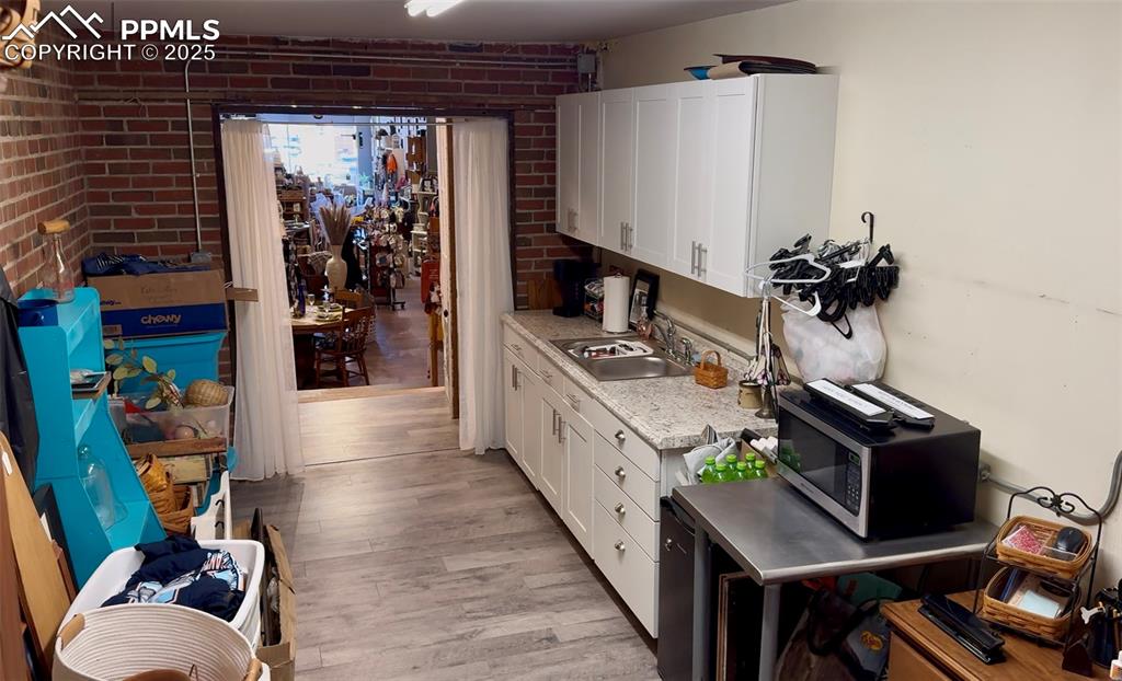 Image 18 of 32: Kitchen