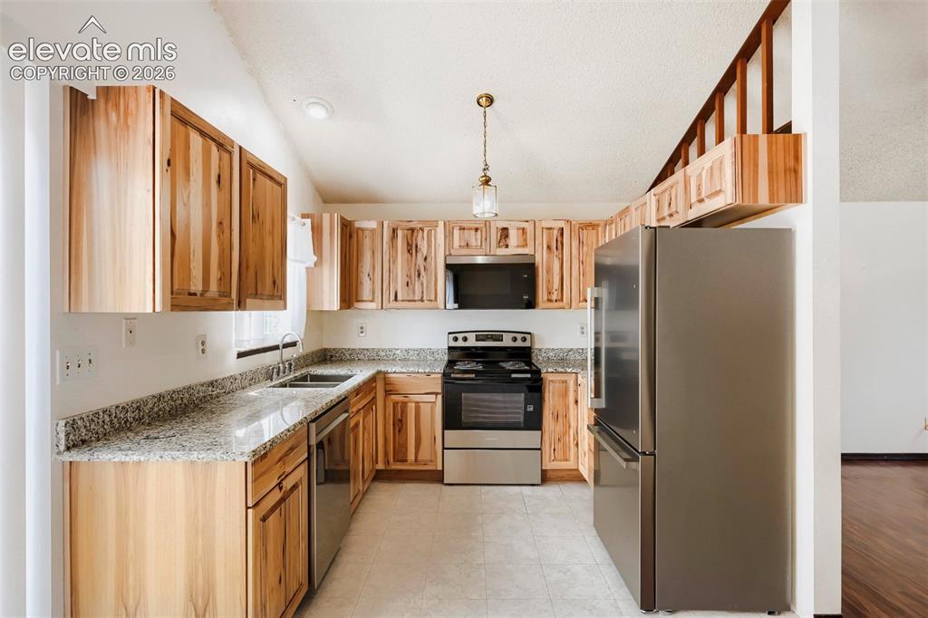 Image 10 of 32: Kitchen