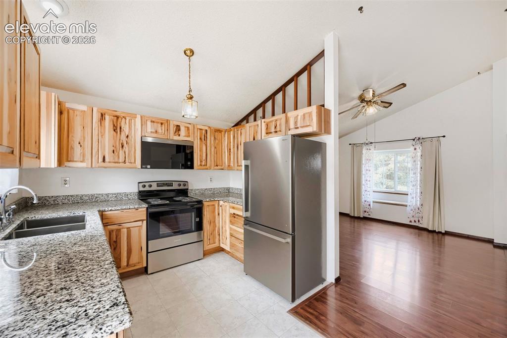 Image 11 of 32: Kitchen