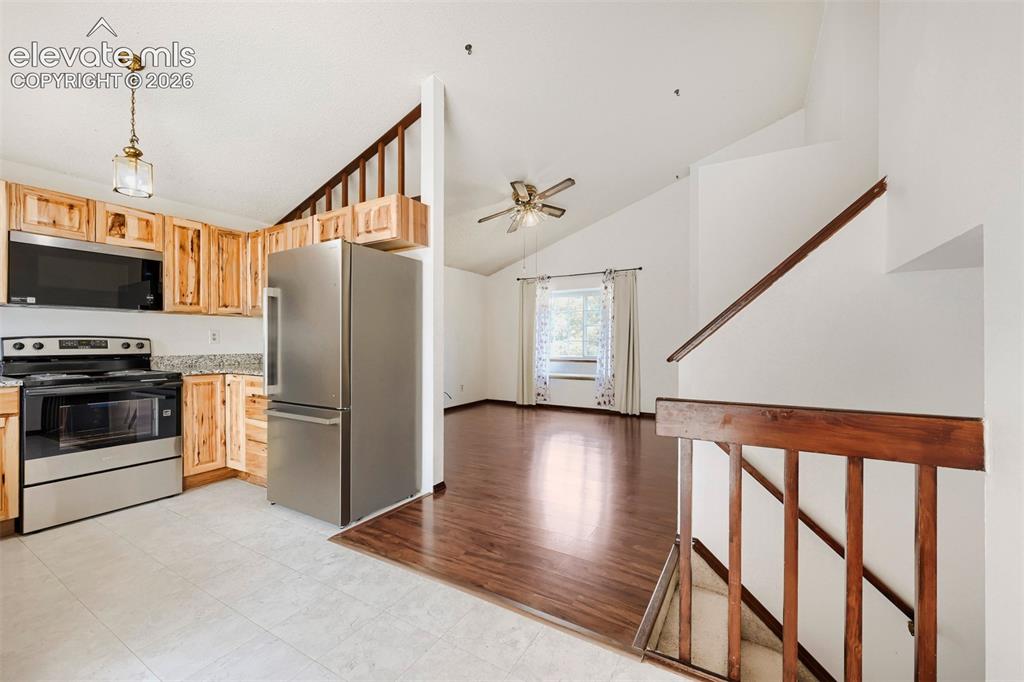 Image 12 of 32: Kitchen