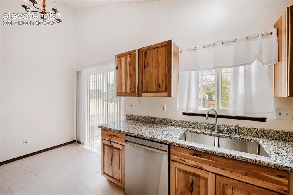 Image 13 of 32: Kitchen