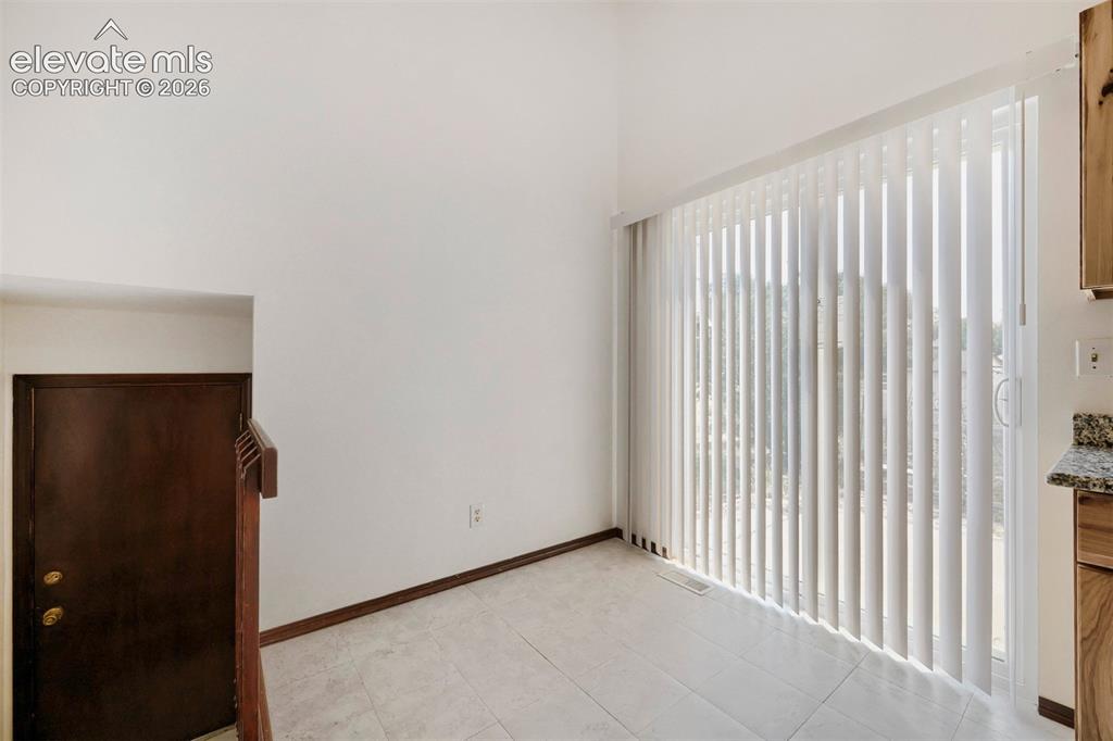 Image 14 of 32: Dining Area