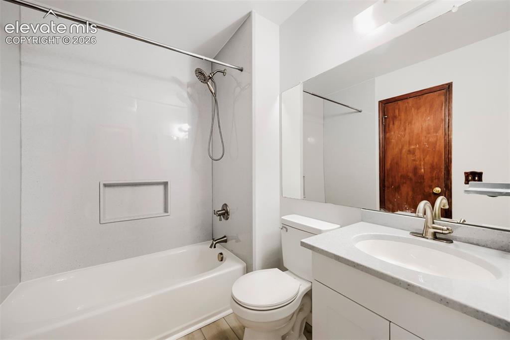 Image 18 of 32: Bathroom