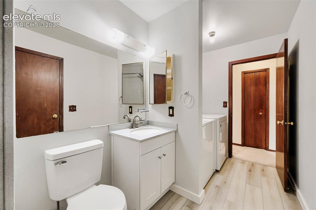 Image 19 of 32: Bathroom