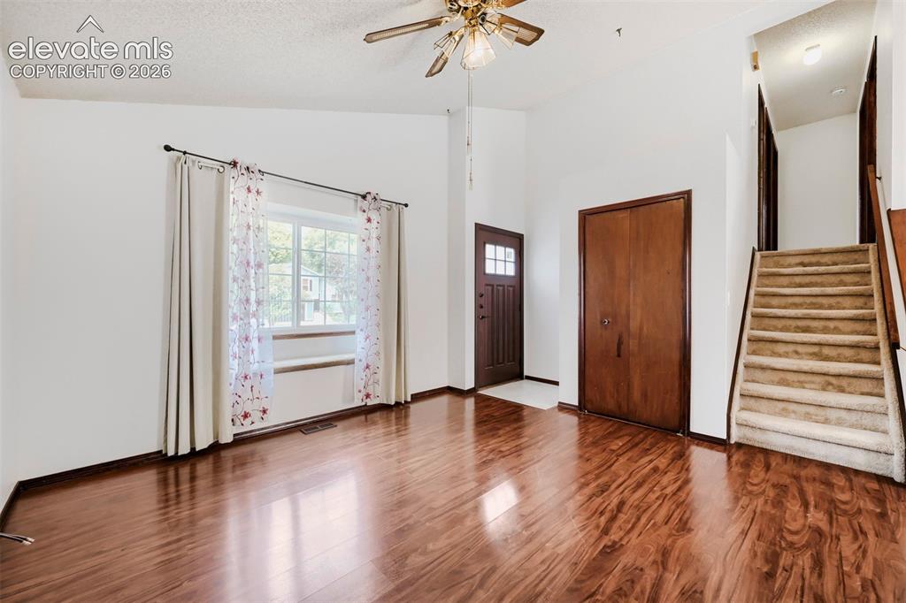 Image 5 of 32: Living Room