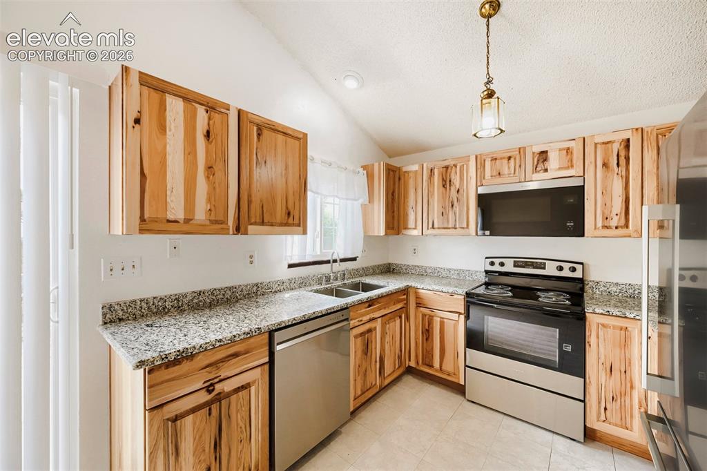 Image 9 of 32: Kitchen