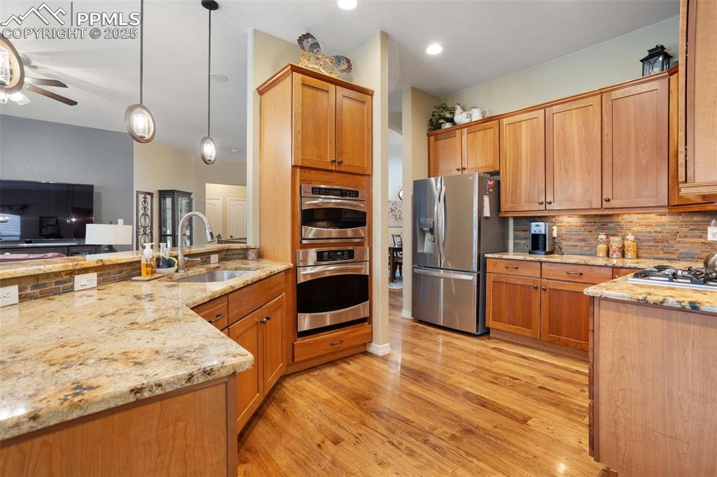 Image 15 of 47: Kitchen