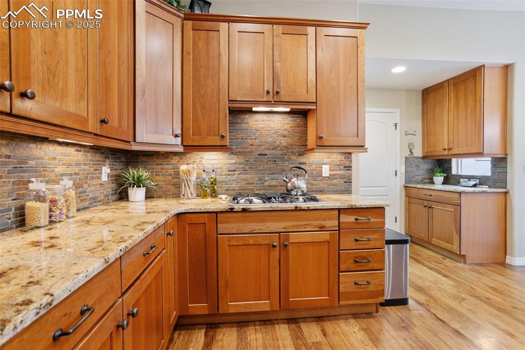 Image 16 of 47: Kitchen