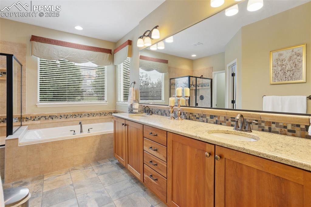 Image 23 of 47: Bathroom