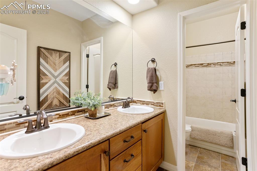 Image 31 of 47: Bathroom