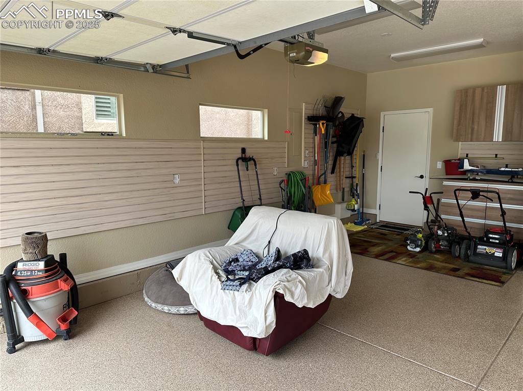 Image 39 of 47: Garage