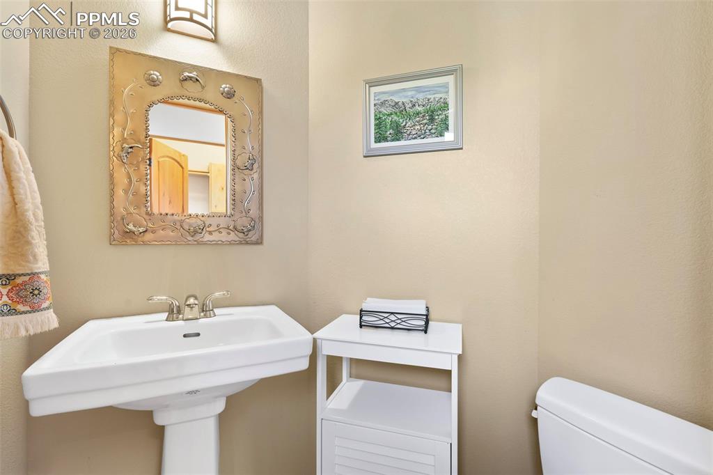 Image 10 of 27: half bathroom