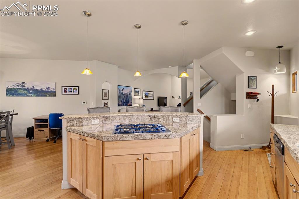Image 17 of 27: Kitchen