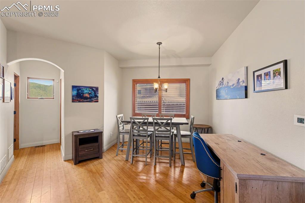 Image 20 of 27: Dining Area