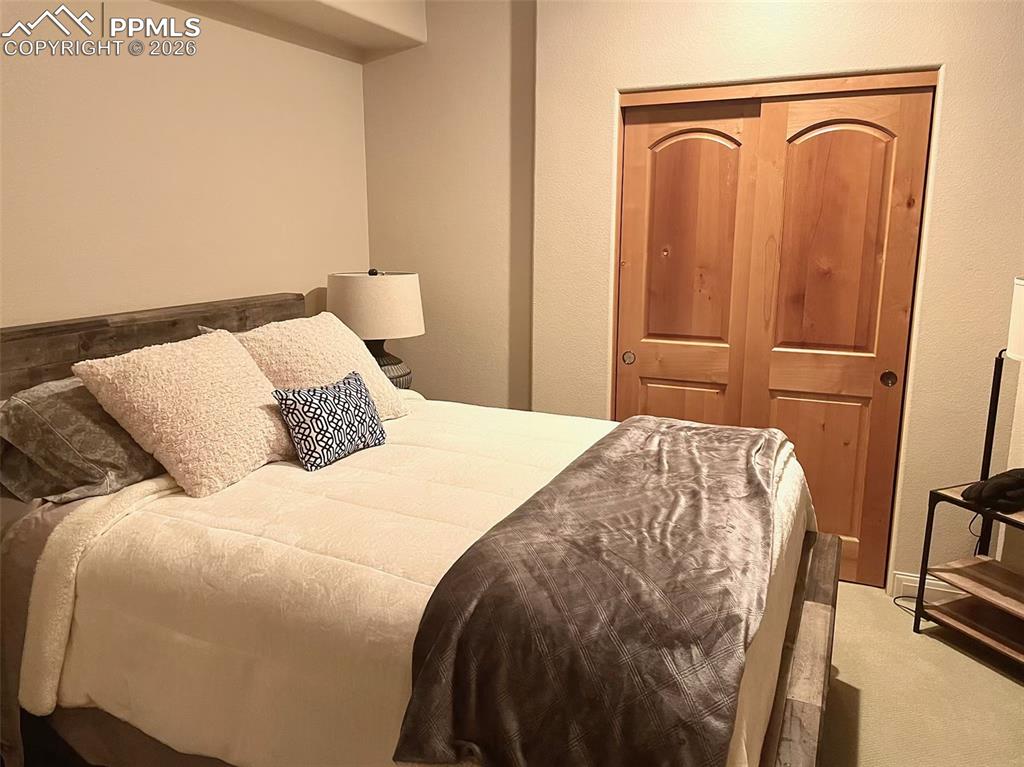 Image 21 of 27: Bedroom