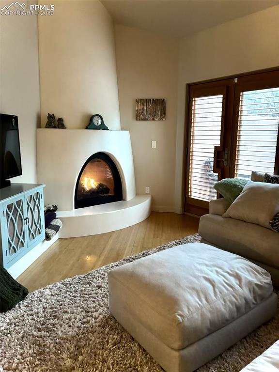 Image 6 of 27: Living Room