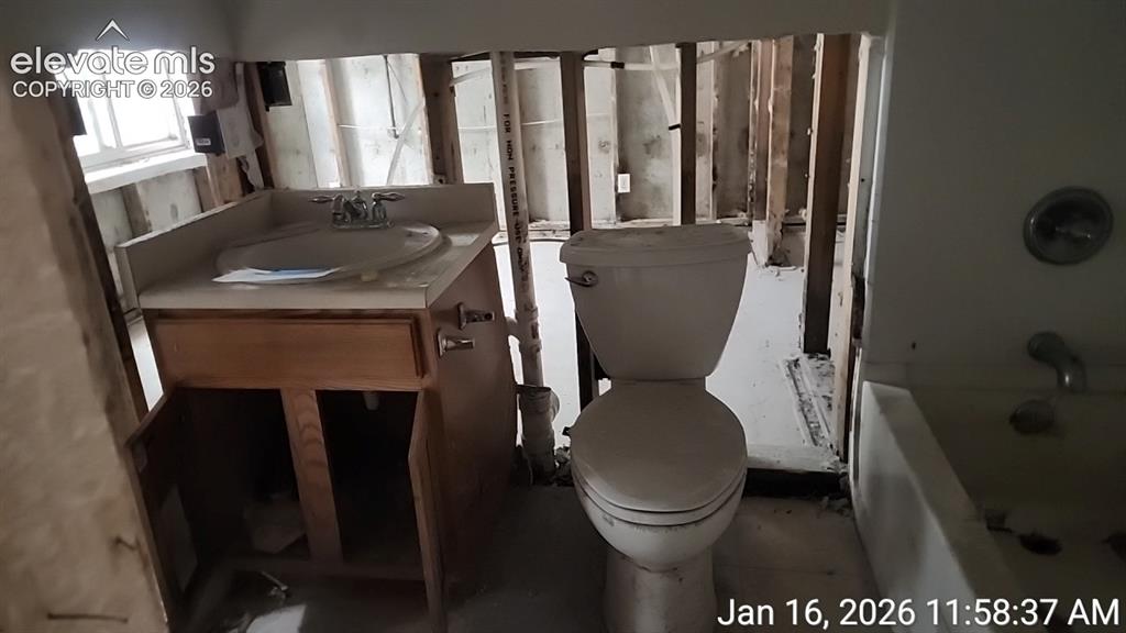 Image 11 of 11: Bathroom