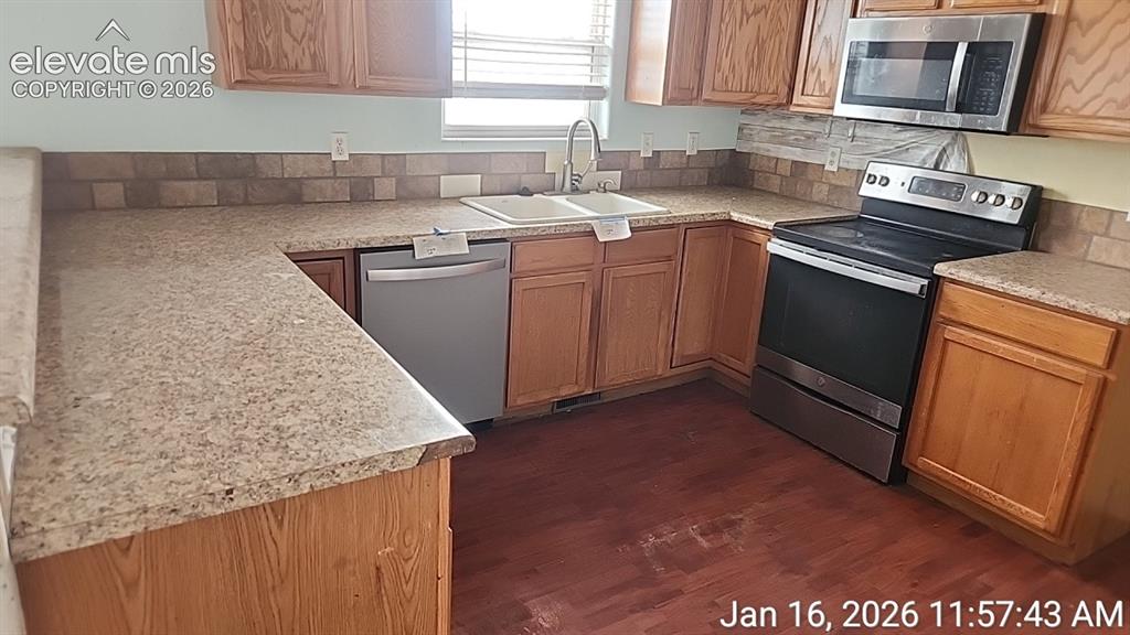 Image 5 of 11: Kitchen