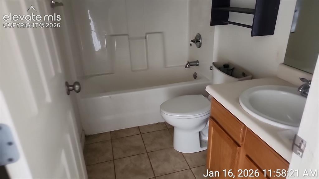 Image 9 of 11: Bathroom