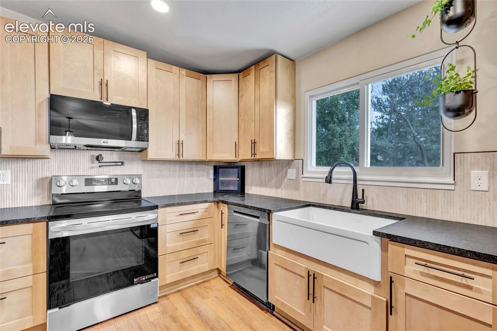 Image 10 of 45: Kitchen