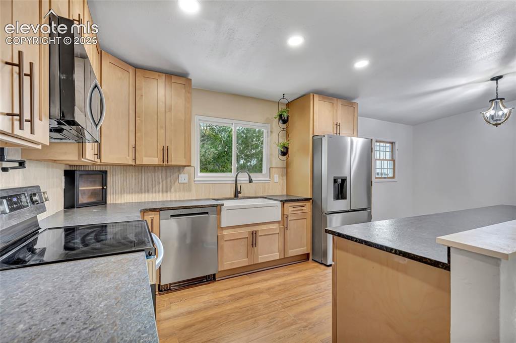 Image 11 of 45: Kitchen