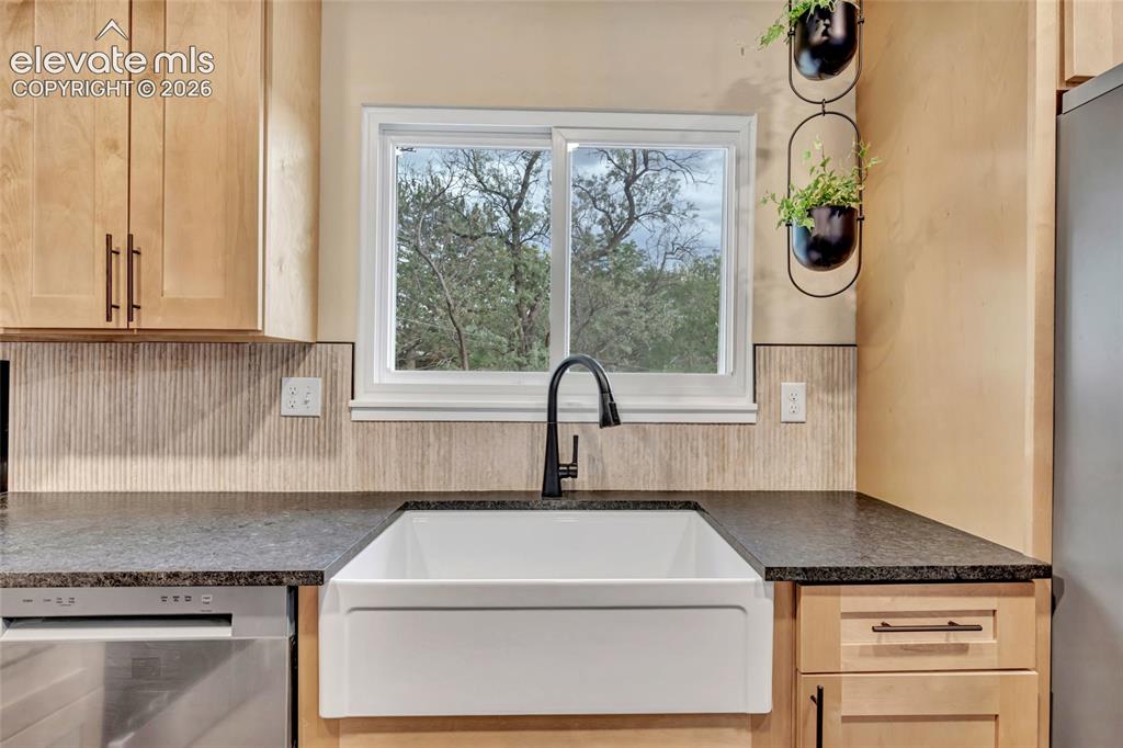 Image 12 of 45: Kitchen
