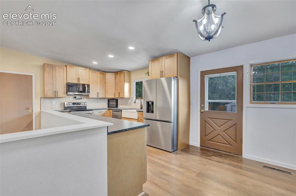 Image 13 of 45: Kitchen