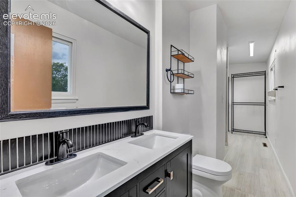 Image 17 of 45: Bathroom