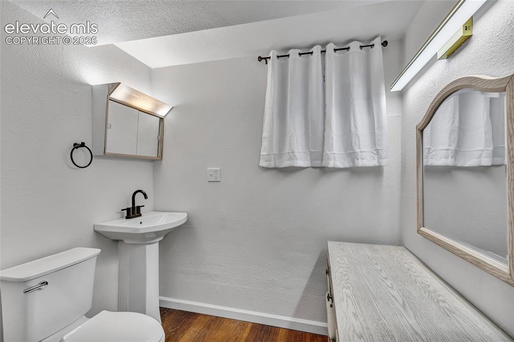 Image 36 of 45: Bathroom