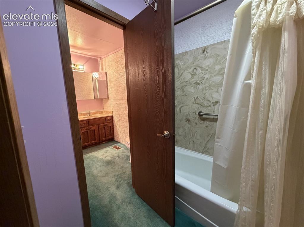 Image 10 of 11: Bathroom