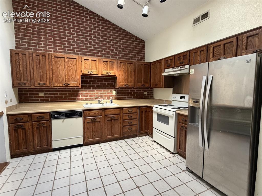 Image 2 of 11: Kitchen