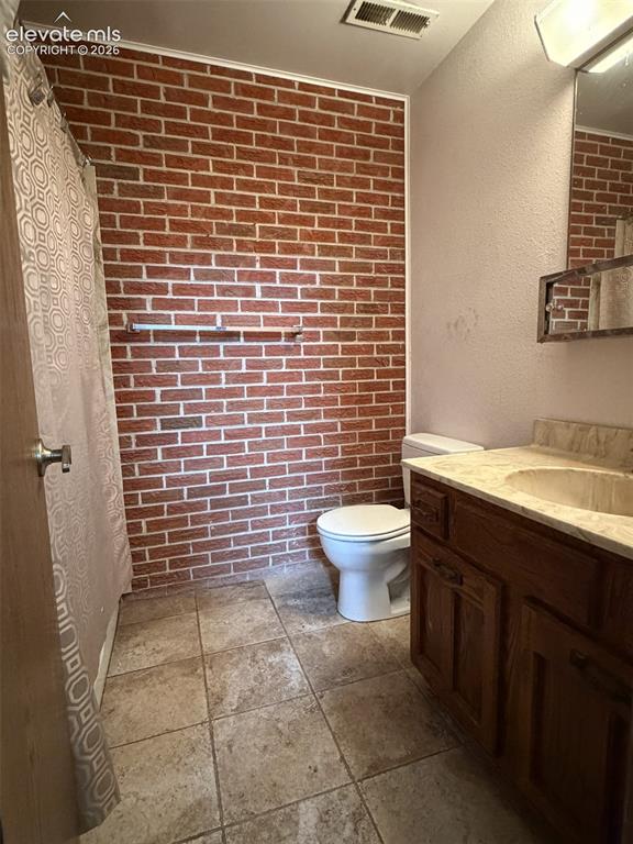 Image 6 of 11: Bathroom