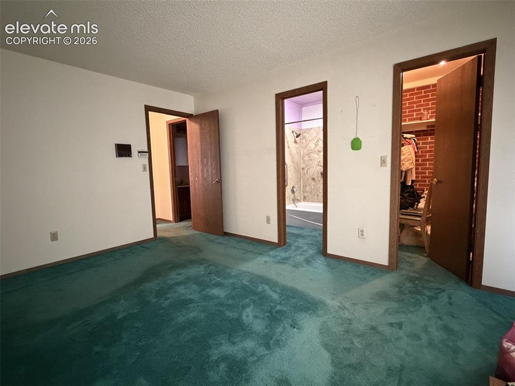Image 8 of 11: Bedroom