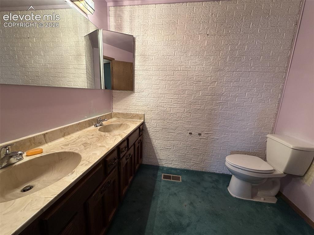 Image 9 of 11: Bathroom