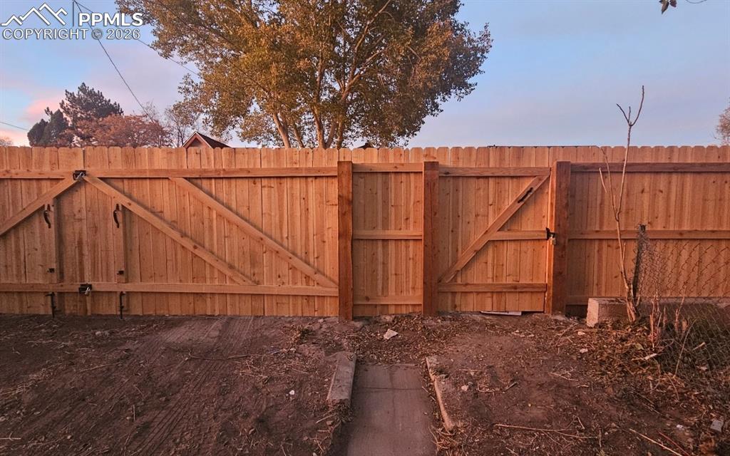 Image 20 of 28: Close up of Fence - With private access to alleyway.