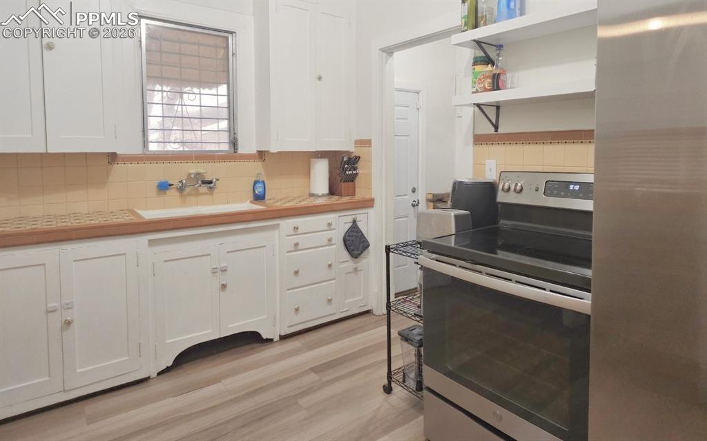 Image 7 of 28: Squared-Out style kitchen