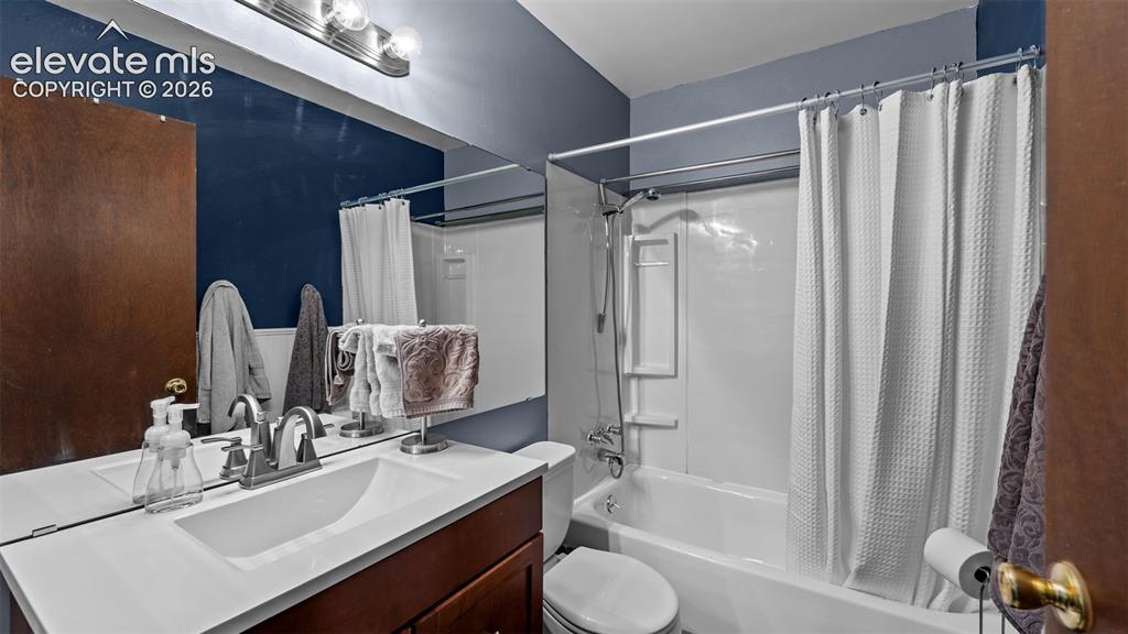 Image 16 of 38: Bathroom