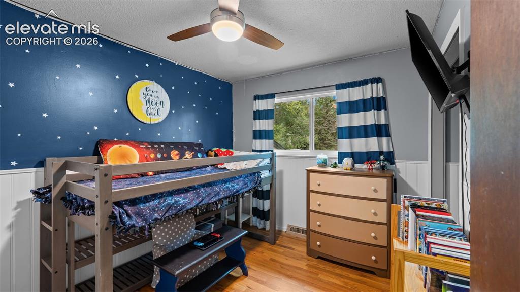 Image 17 of 38: Bedroom