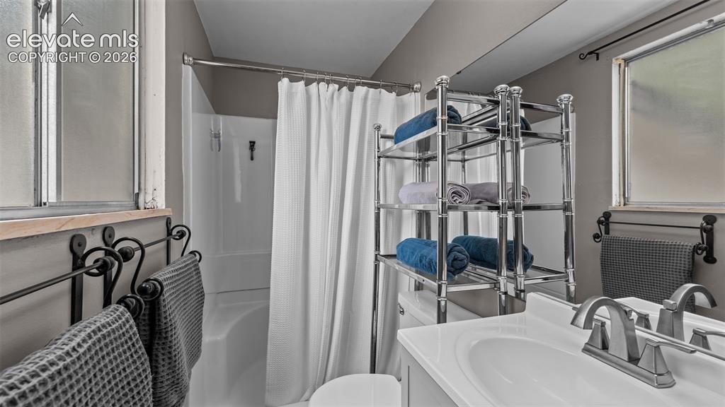 Image 21 of 38: Bathroom
