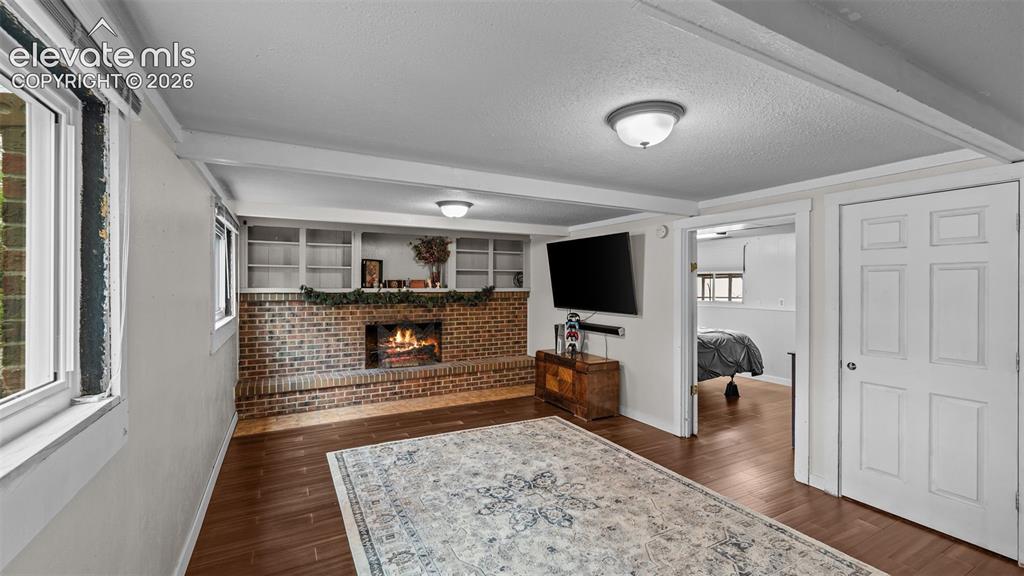 Image 23 of 38: Family Room