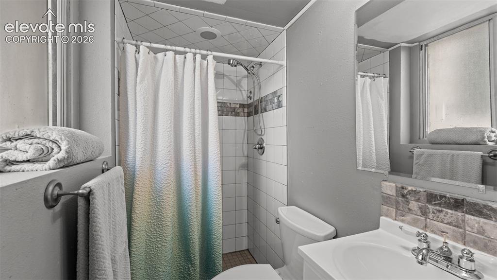 Image 26 of 38: Bathroom