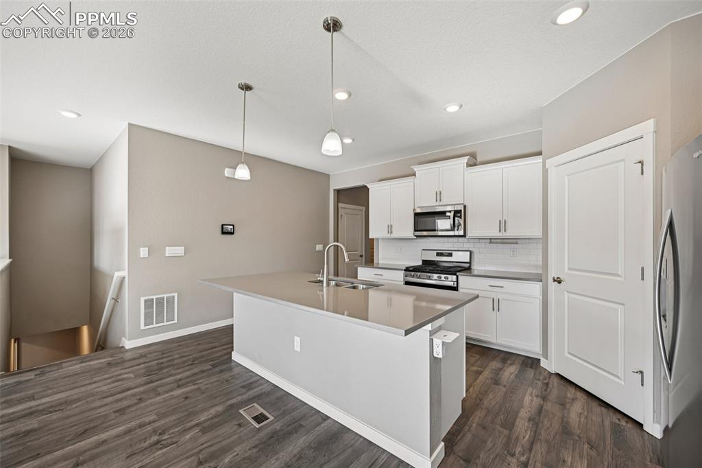 Image 16 of 49: Kitchen