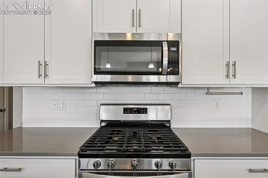 Image 17 of 49: Kitchen