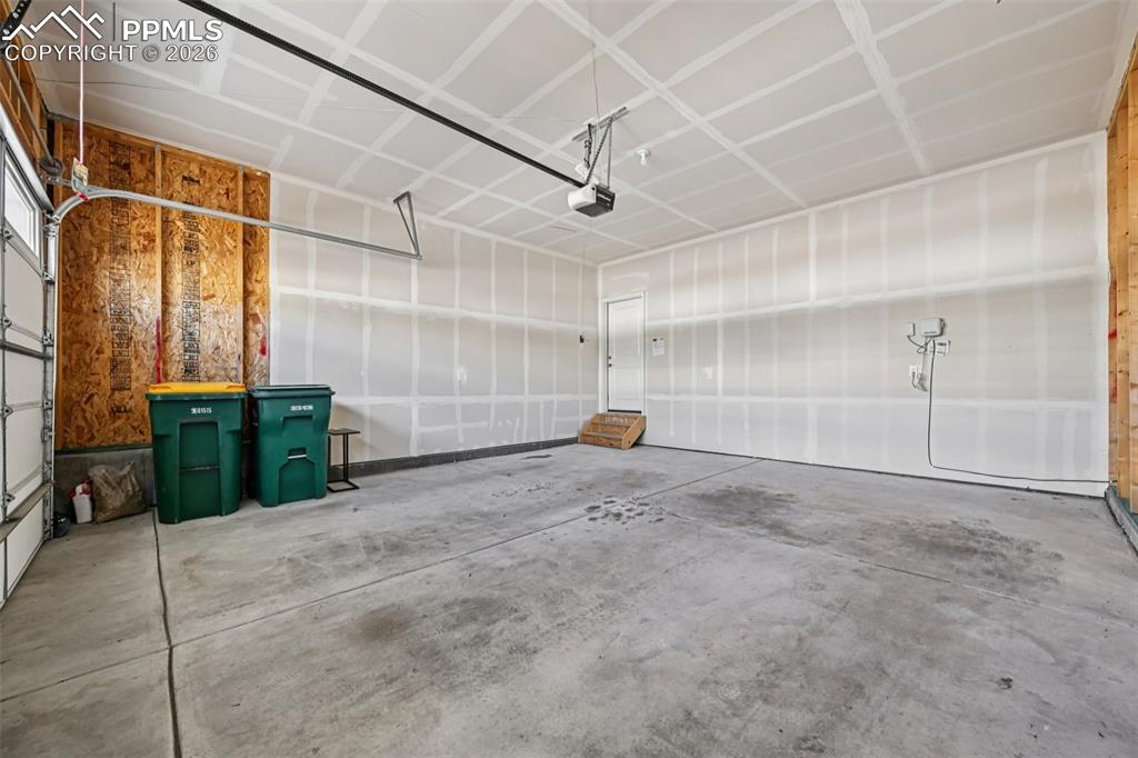 Image 45 of 49: Garage