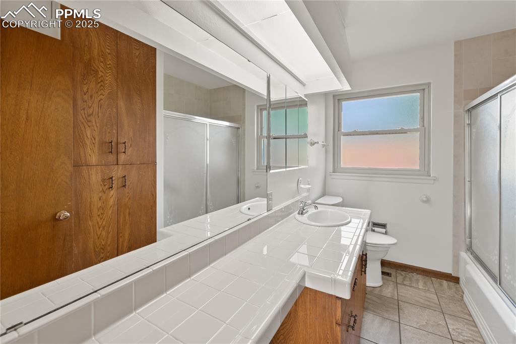 Image 18 of 48: Bathroom