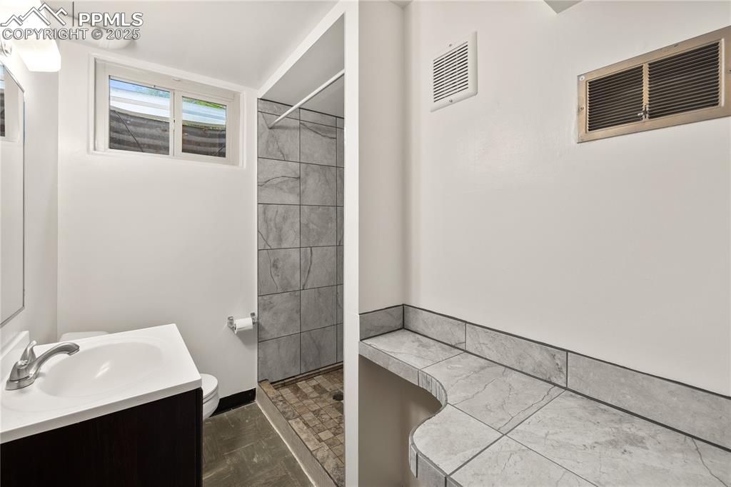 Image 28 of 48: Bathroom