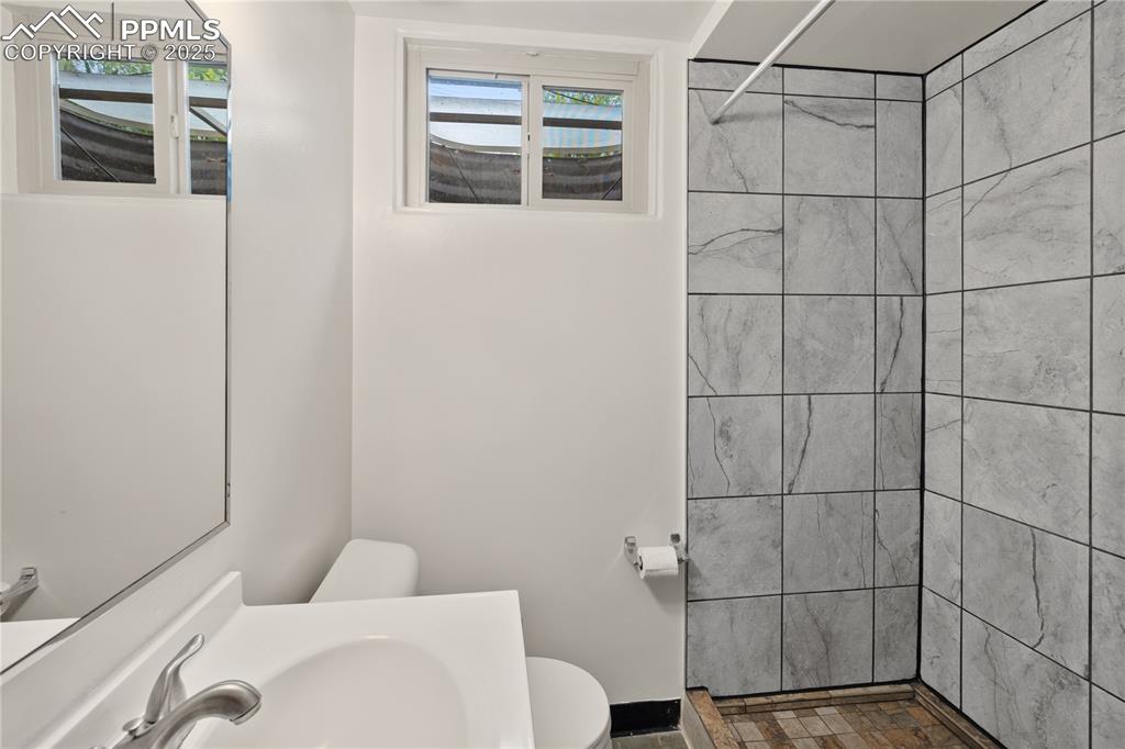 Image 29 of 48: Bathroom