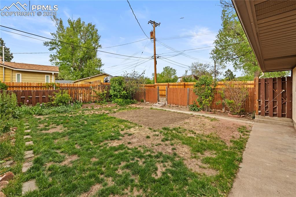 Image 32 of 48: Yard