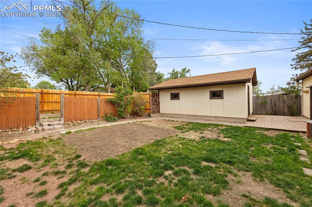 Image 33 of 48: Yard