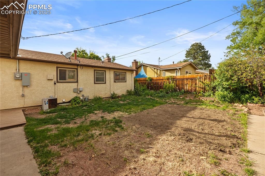 Image 35 of 48: Yard